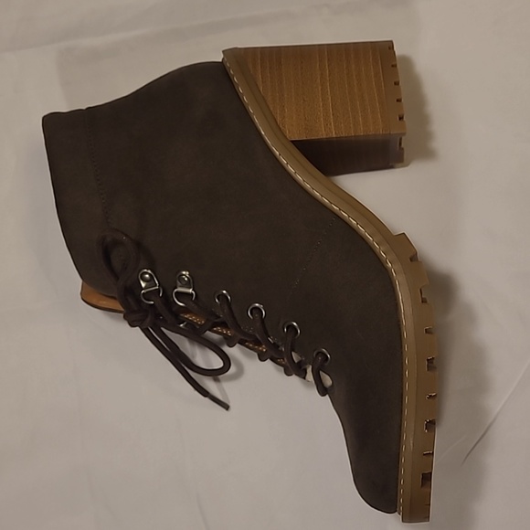 Boots - Picture 2 of 6